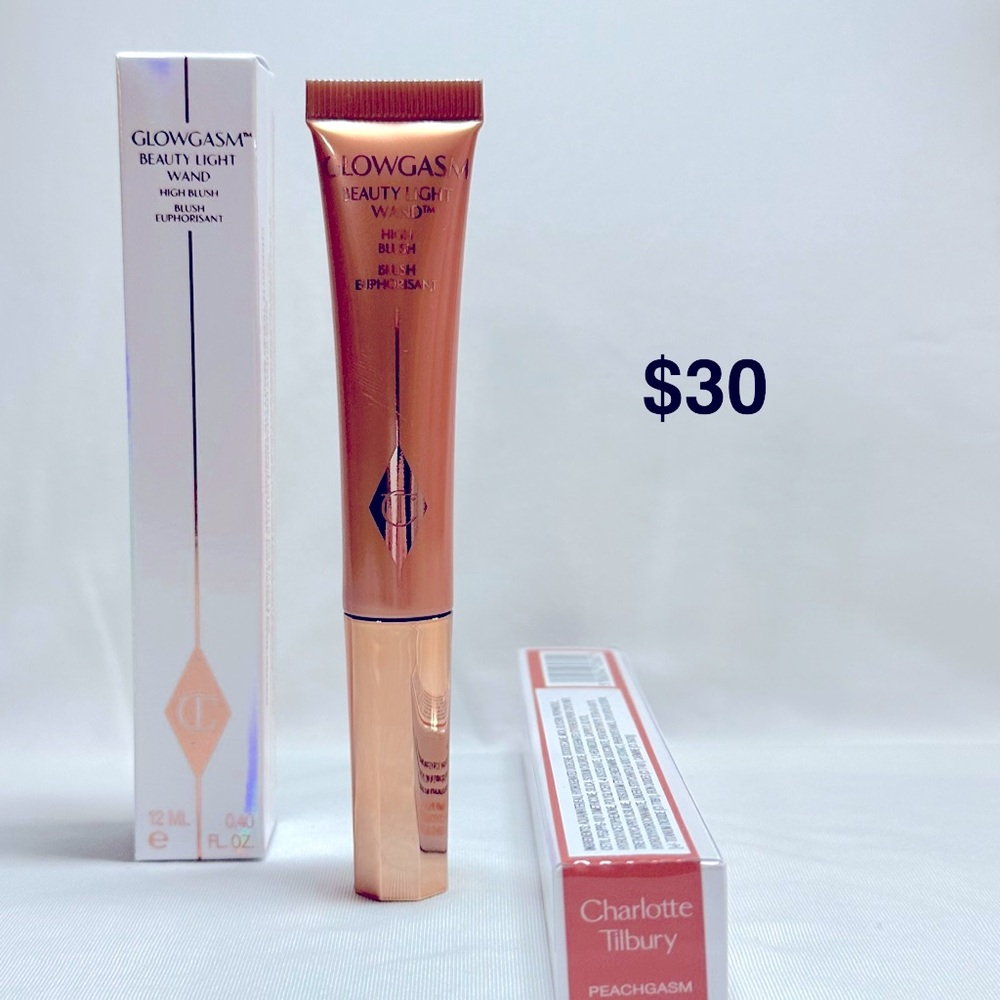 Charlotte Tilbury Glowgasm Beauty Light Wand in Peach
